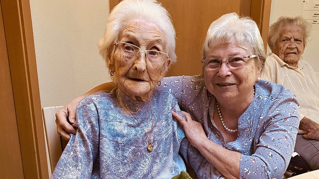 Rosa Sahm feiert mit ihrer Tochter ihren 103. Geburtstag.