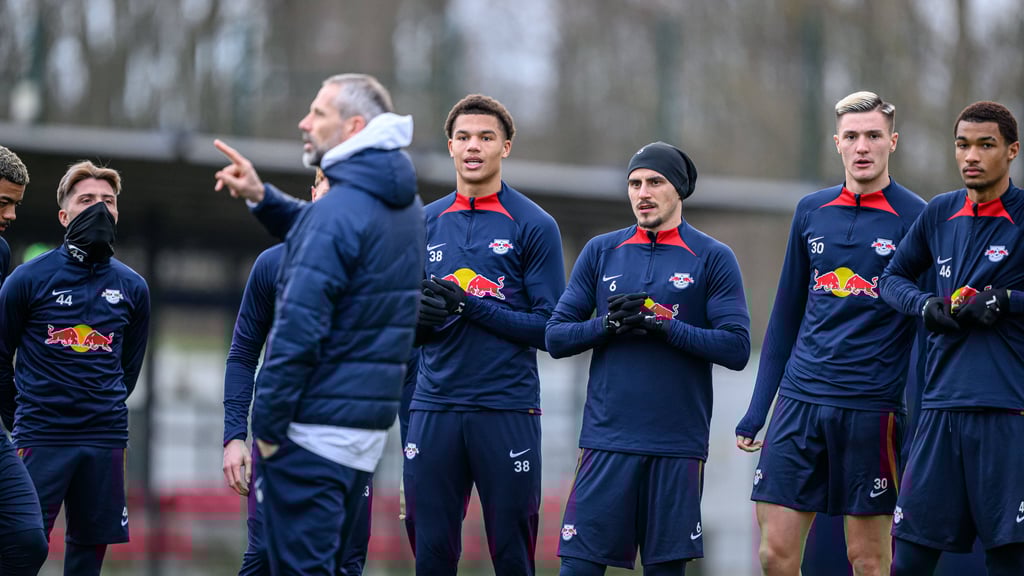 Nuha Jatta (m.) und Yannick Eduardo (re.) im Training von RB Leipzig.