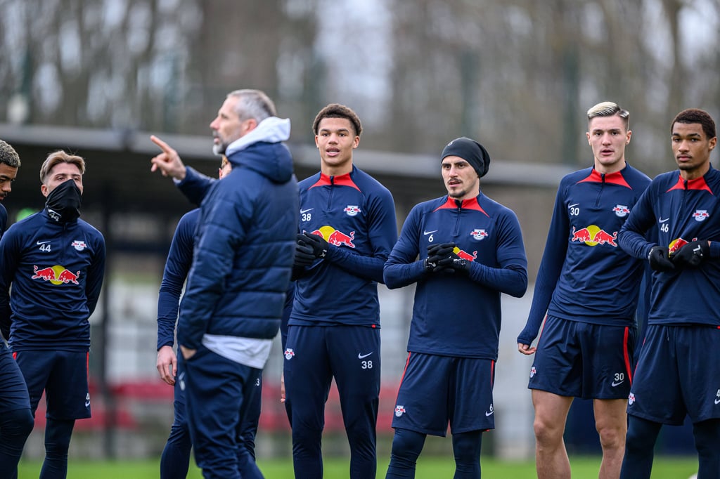 Nuha Jatta (m.) und Yannick Eduardo (re.) im Training von RB Leipzig.