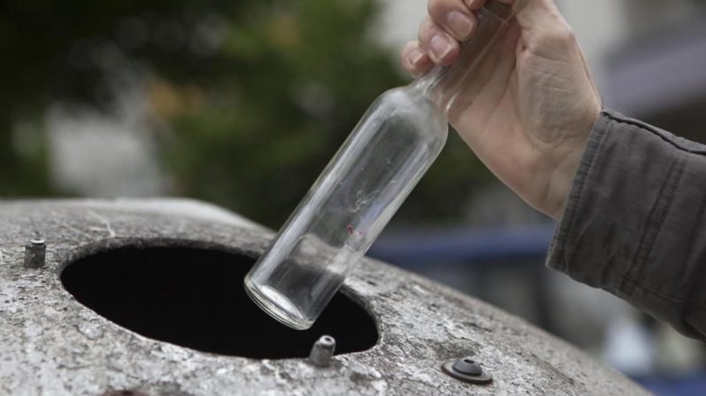 Symbolfoto - An 430 Standorten in Mansfeld-Südharz kann Altglas entsorgt werden.