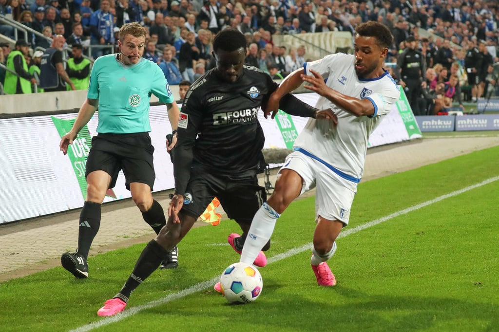 Am Sonntag trifft der 1. FC Magdeburg auf den SC Paderborn. Das letzte Duell war am 22. September 2023, hier mit Leon Bell Bell (r.) und Ex-FCM-Spieler Sirlord Conteh.