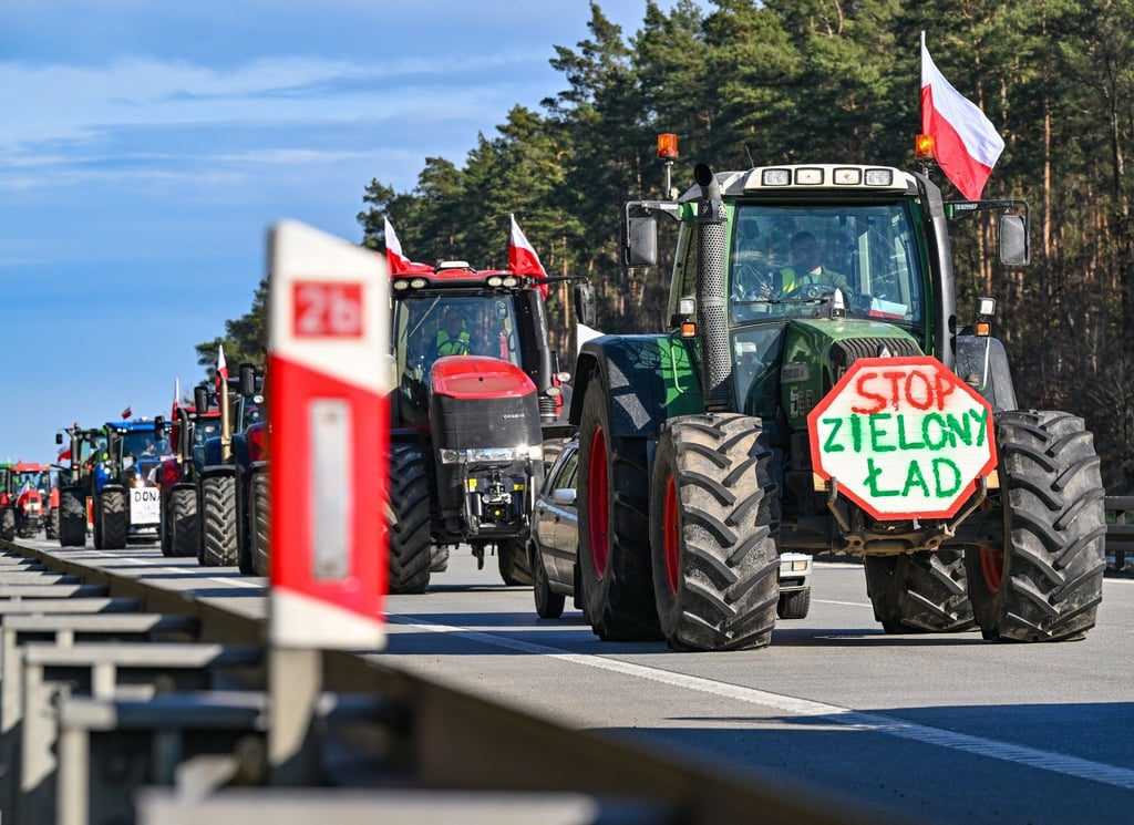 Landwirte aus Polen sind auf der Autostrada A2 (Europastraße 30) mit ihren Fahrzeugen in Richtung der deutsch-polnischen Grenze (Frankfurt/Oder) unterwegs.