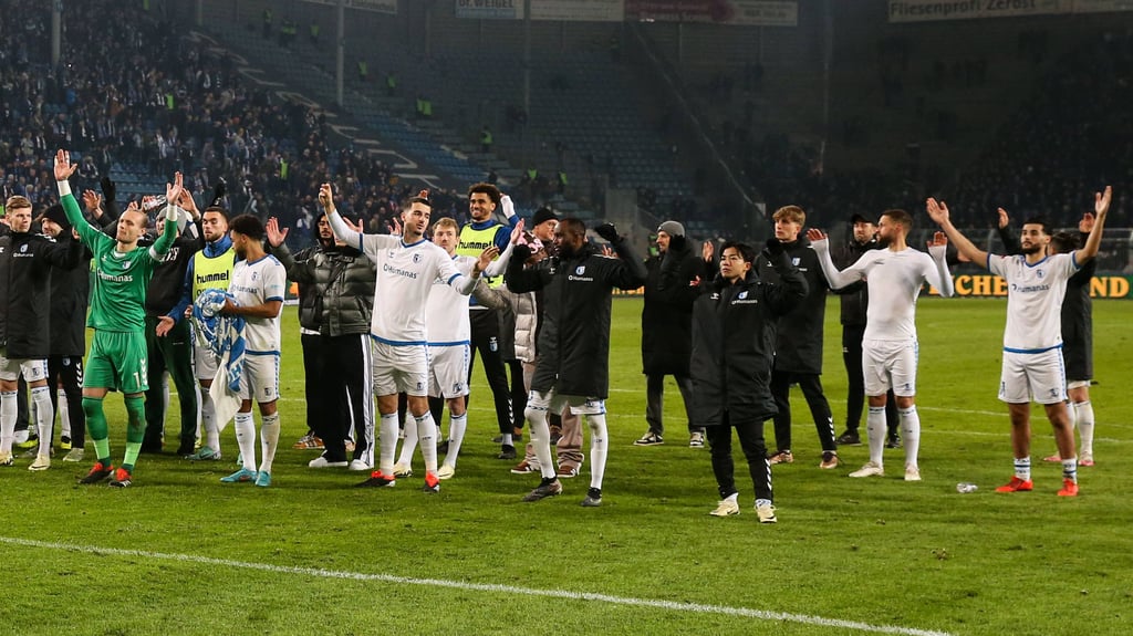 Die Spieler des 1. FC Magdeburg bejubeln ihren 3:0-Heimsieg gegen den FC Schalke 04 in der MDCC-Arena.