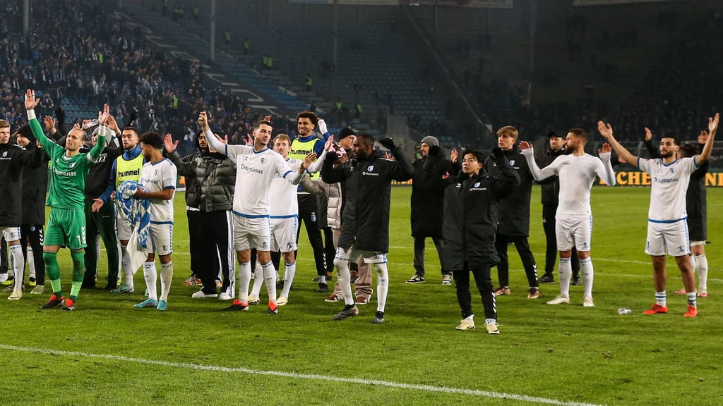 Die Spieler des 1. FC Magdeburg bejubeln ihren 3:0-Heimsieg gegen den FC Schalke 04 in der MDCC-Arena.