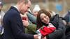 Prinz William trägt Babys offenbar meist auf dem rechten Arm.
