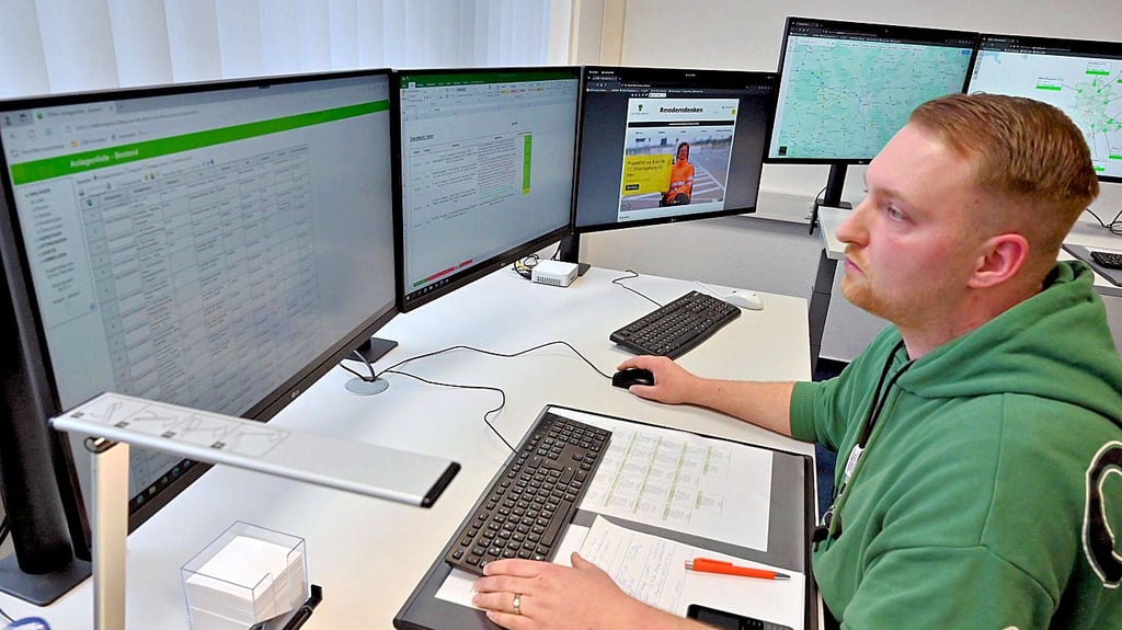 Mitarbeiter Enrico Reichert bei der Arbeit in der Verkehrszentrale.