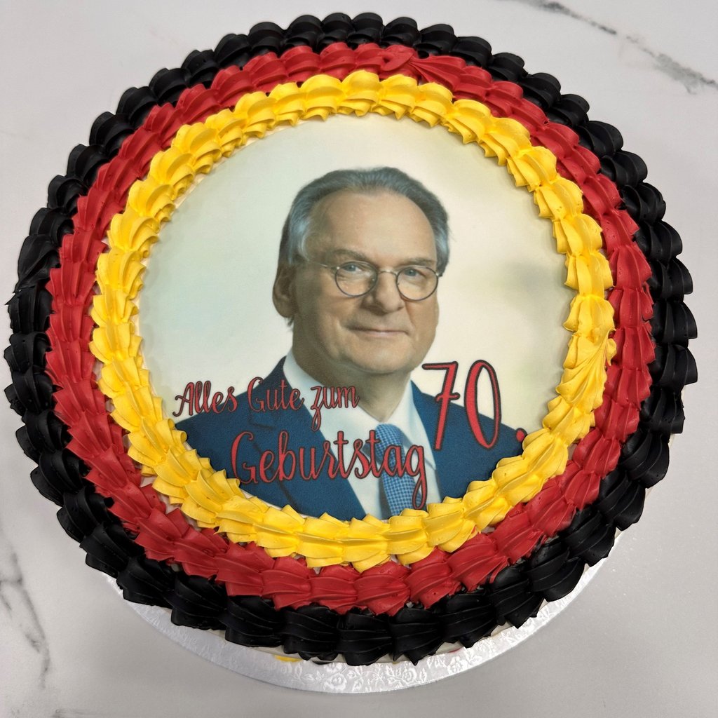 Buttercreme und reichlich Nougat: Diese süße Bombe überreichte FDP-Fraktionschef Andreas Silbersack.