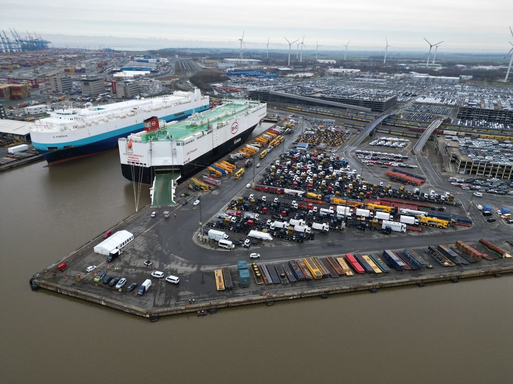 Der Autofrachter "BYD Explorer No.1" liegt mit 3000 Neuwagen an Bord in Bremerhaven im Auto-Terminal der BLG (Aufnahme mit einer Drohne).