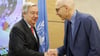 UN-Generalsekretär António Guterres (l) und der UN-Hochkommissar für Menschenrechte, Volker Türk, begrüßen sich in Genf.