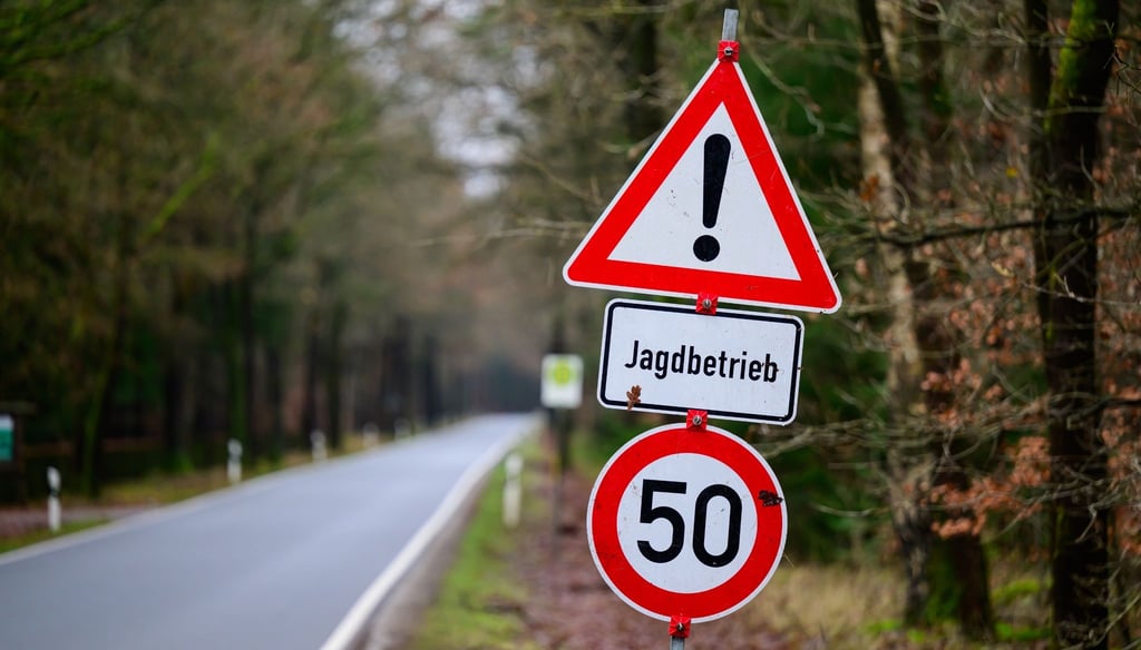 „Jagdbetrieb“ steht auf einem Hinweisschild am Straßenrand.