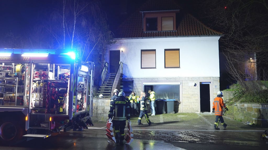 Feuerwehrleute sind am Ort eines Brandes im Einsatz.