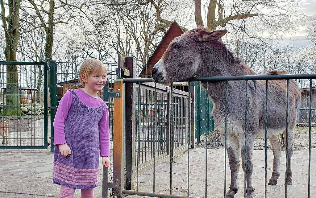 Tierpatin Loretta und Esel Nico sind seit kurzem ein Team. Es werden in allen drei Gehegen der Stadt weiter Unterstützer gesucht.