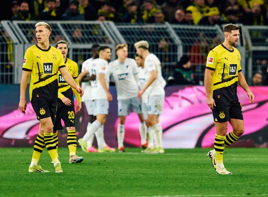 Die BVB-Profis Nico Schlotterbeck, Marcel Sabitzer und Niclas Füllkrug (l-r) sind nach einem Gegentreffer enttäuscht.
