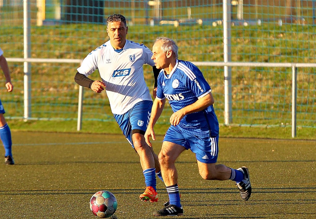 Knappe Niederlage: Kais Manai (l., FCM), hier mit Schalkes Olaf Thon.