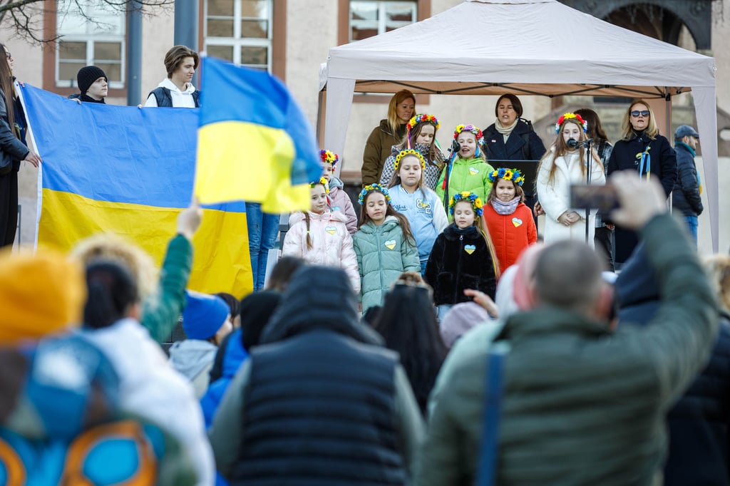 Gedenken auf dem Zeitzer Altmarkt zum Jahrestag des Beginns des russischen Krieges gegen die Ukraine.