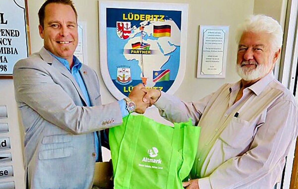 Ulf Grünwald (rechts) übergibt die Boxen aus der Altmark an Bürgermeister Phil Balhao.