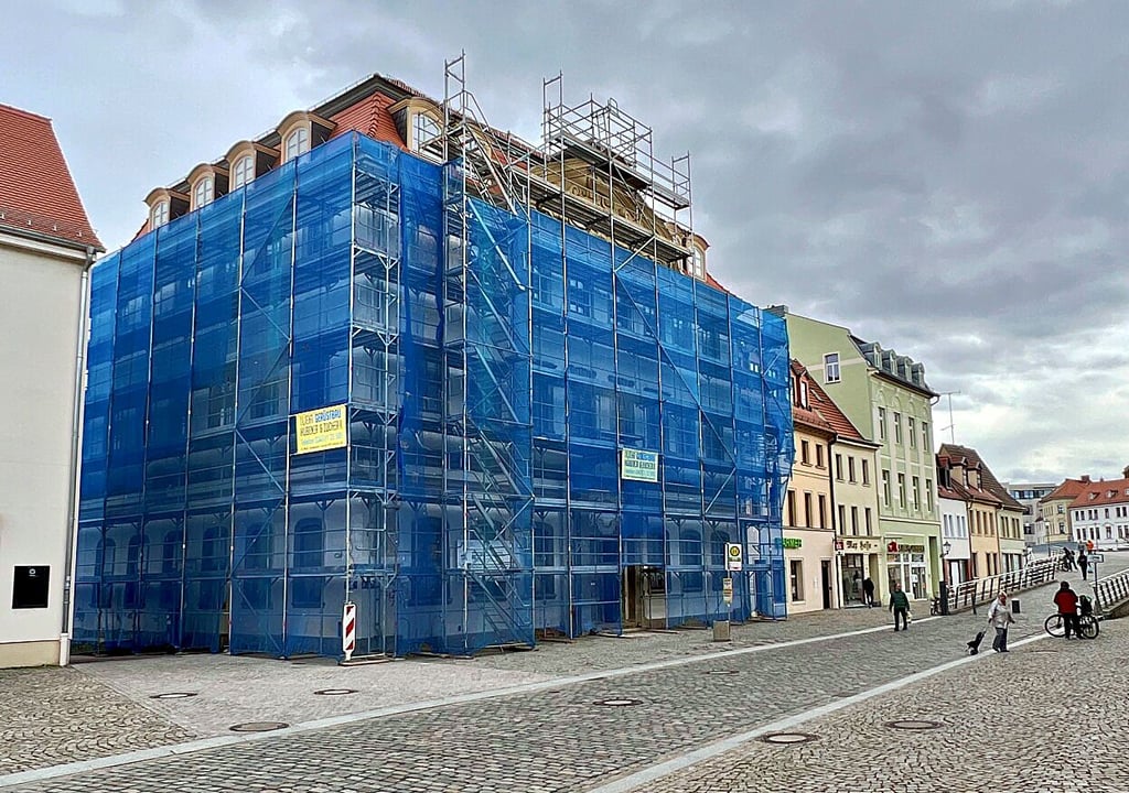Das ehemalige Regierungsgebäude in Bernburg ist derzeit blau eingehüllt.