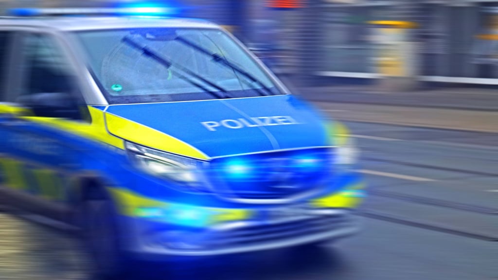 In Halle hat eine Frau Kopfhörer mitgenommen, die ein anderer Fahrgast verloren hatte. Nun sucht die Polizei Halle per Foto nach der Täterin. 