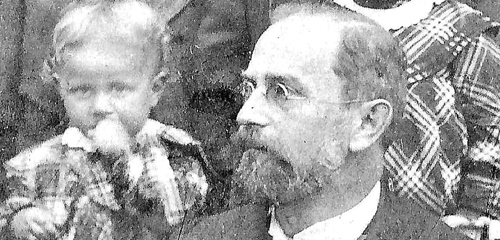 Arendsees Ehrenbürger Georg Toebelmann inmitten von Kindern.