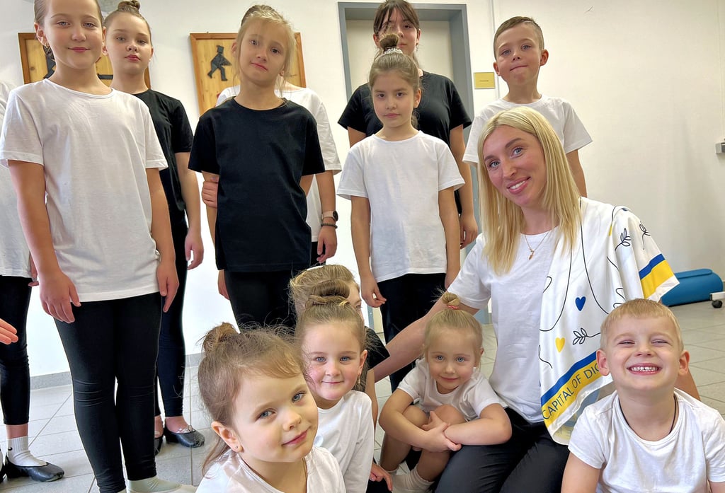 Mitten unter tanzbegeisterten Kindern: Das ist die große Leidenschaft von Anna Piskun, die vor fast zwei Jahren aus der Ukraine flüchtete.