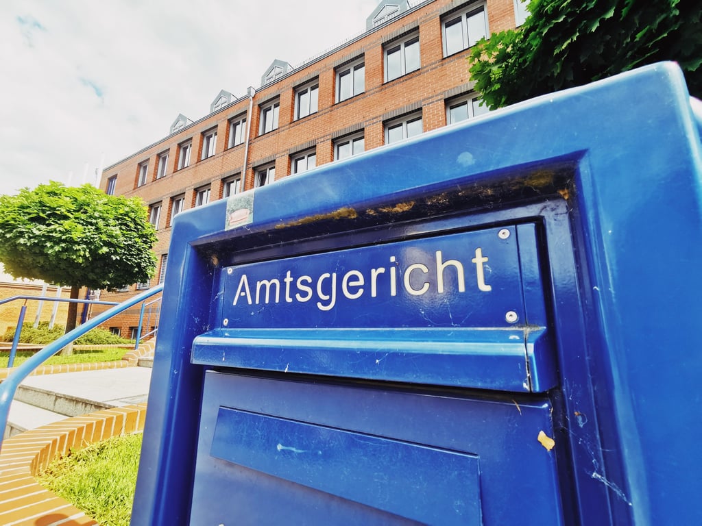 Im Amtsgericht in Gardelegen muss sich ein 54-Jähriger verantworten. Er soll einem 60-Jährigen ins Gesicht geschlagen haben.