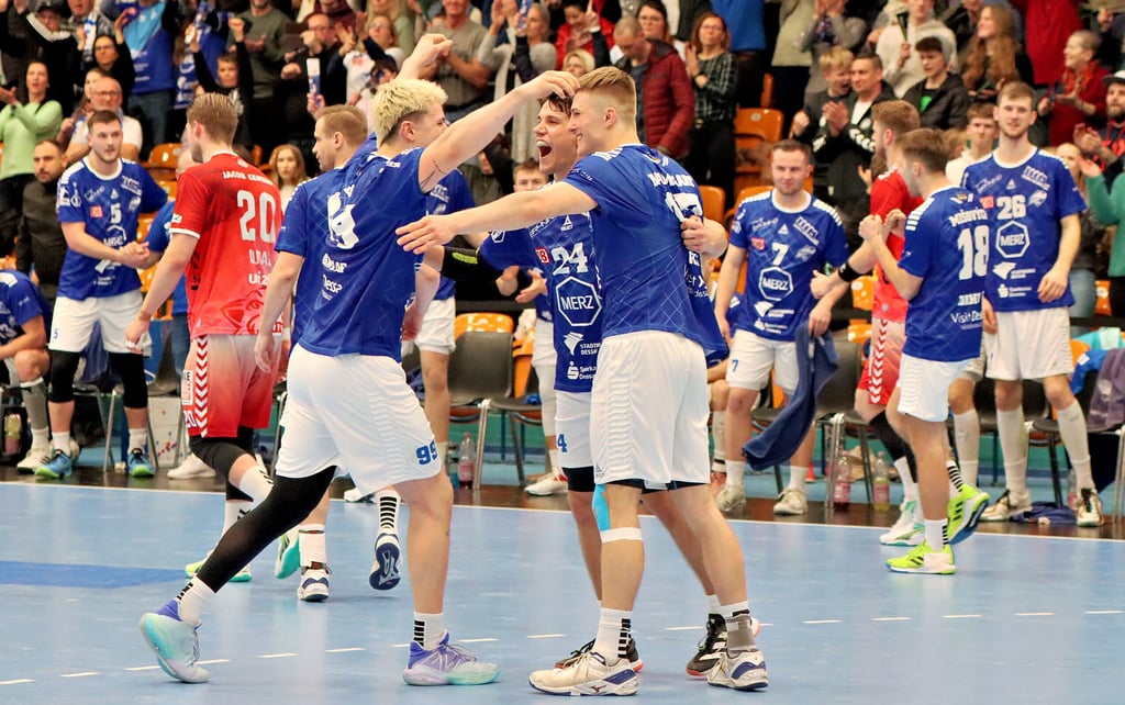 Jubelnde DRHV-Handballer nach dem 32:29-Heimsieg über den VfL Lübeck-Schwartau.