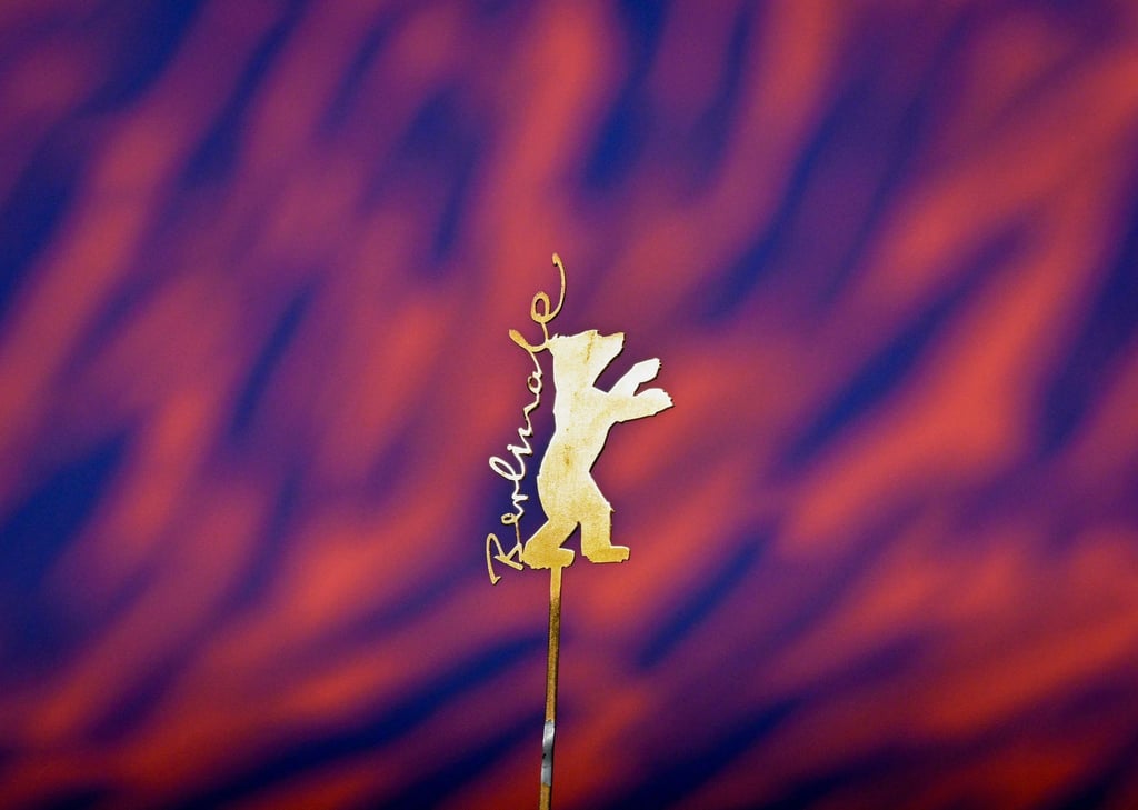 Der Berlinale-Bär ist während einer Pressekonferenz am Mikrofon befestigt.