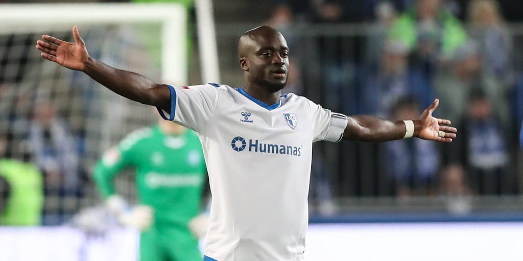 Gestenreich versuchte Amara Condé gegen Schalke, sein Team zu strukturieren.