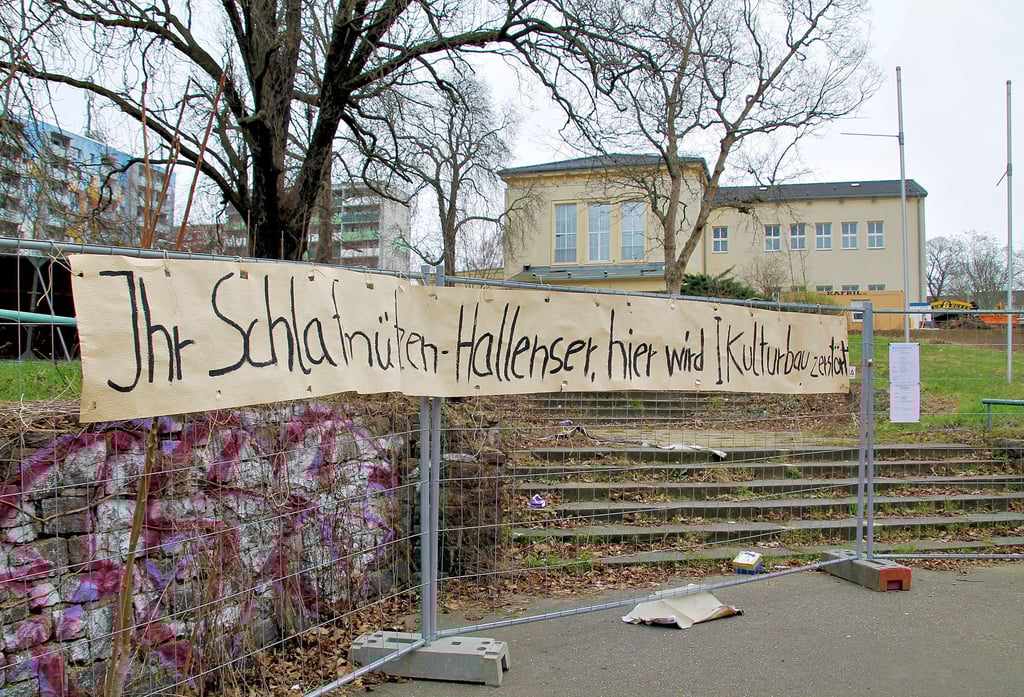 Ein Protestbanner wurde am Bauzaun vor der einstigen Schorre in der Willy-Brandt-Straße angebracht.