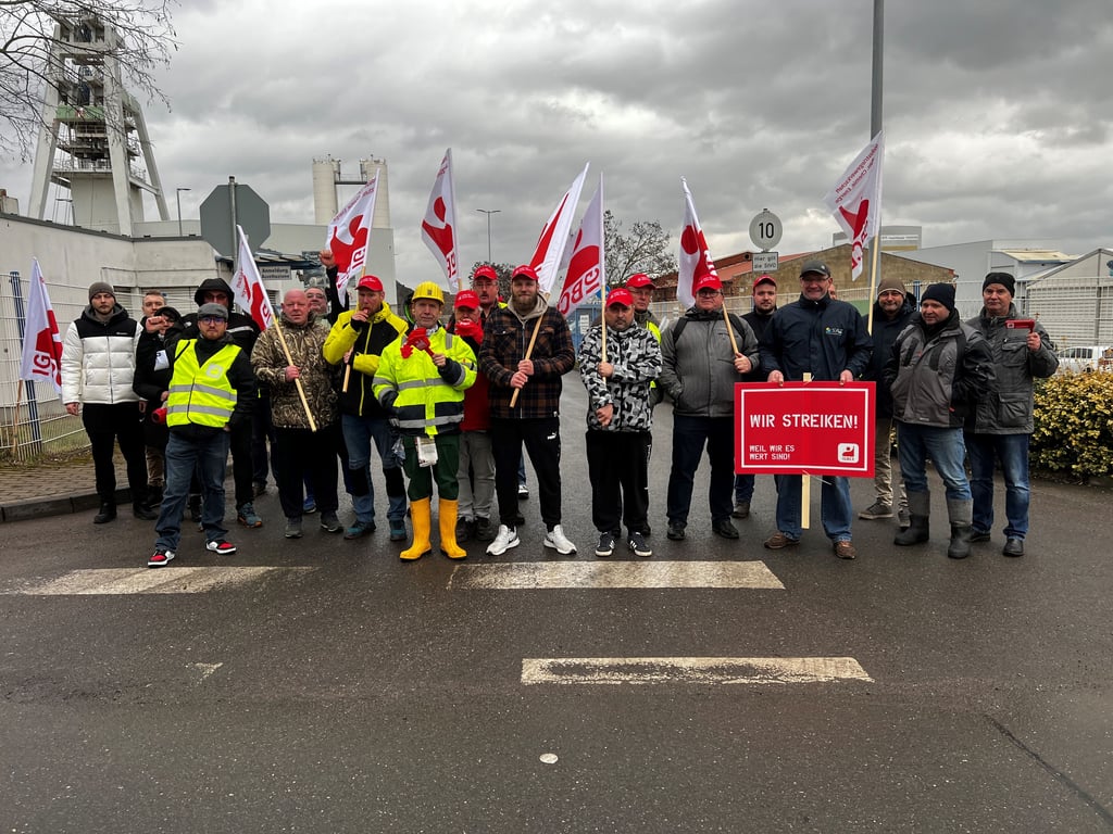 So sah es beim letzten Streik aus. Auch am Montag standen die Arbeiter vor dem Tor, nachdem sie des Platzes verwiesen wurden.