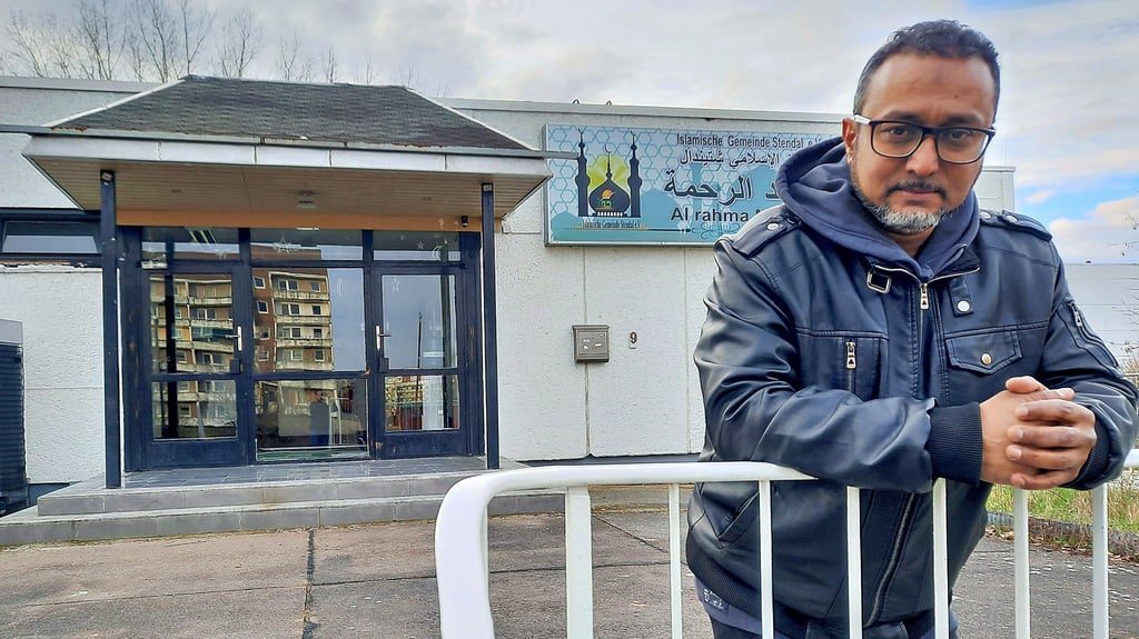Saleh Bin Salman vor der Moschee in der Lucas-Cranach-Straße in Stendal. Das Gebäude wurde mit Hakenkreuzen beschmiert. Der Neurochirurg ist enttäuscht, dass der öffentliche Aufschrei gefehlt hat.
