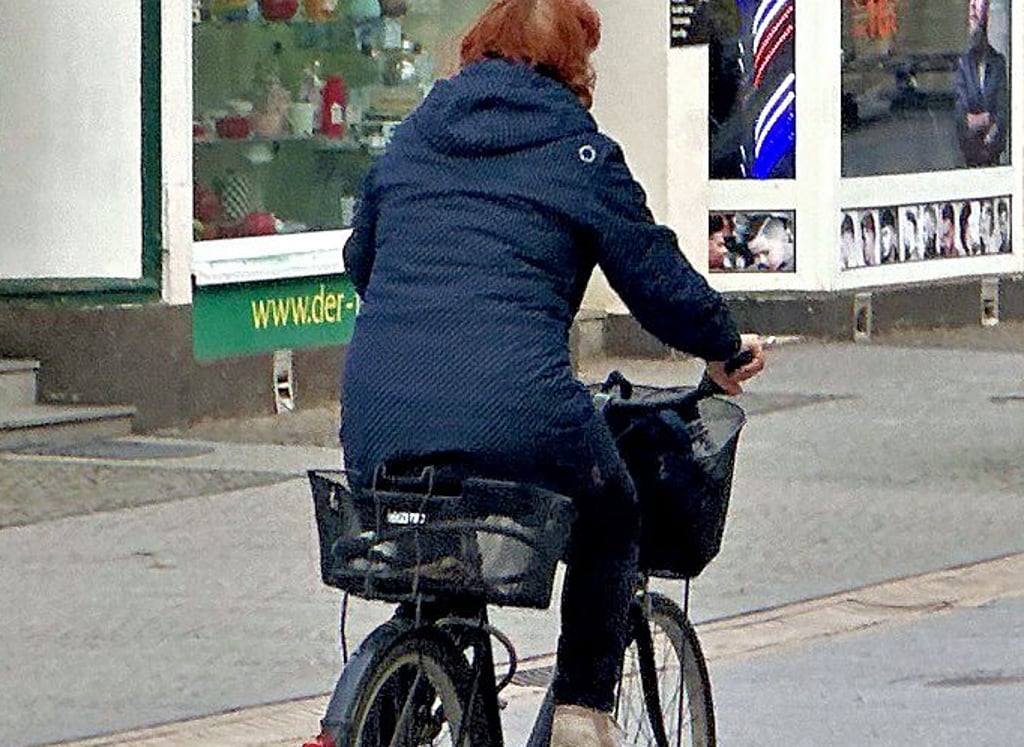 Eine Radfahrerin in der Schartauer Straße. Wann folgt der Test?