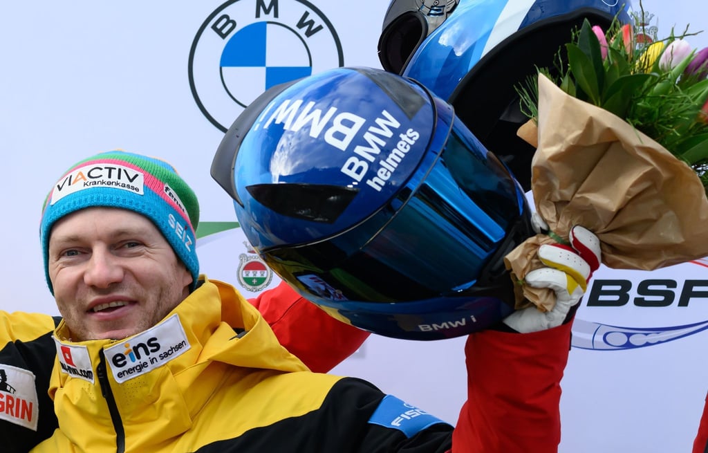 Francesco Friedrich aus Deutschland jubelt nach dem Sieg auf dem Podium.