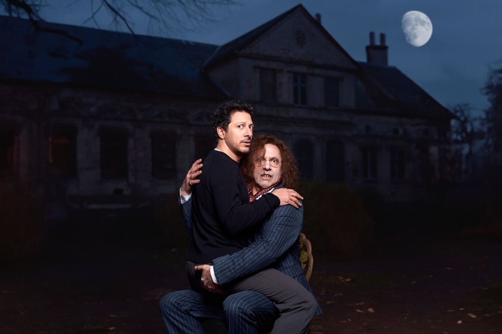 Eine Szene aus der neuen Joyn-Serie mit dem Arbeitstitel „Der Upir“. Darin zu sehen sind Fahri Yardım (l) und Rocko Schamoni (r).