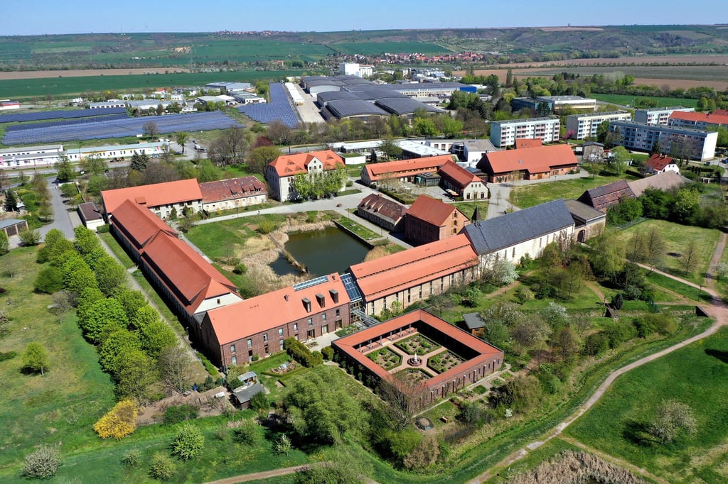 Symbolfoto - Blick auf das Kloster Helfta aus der Luft