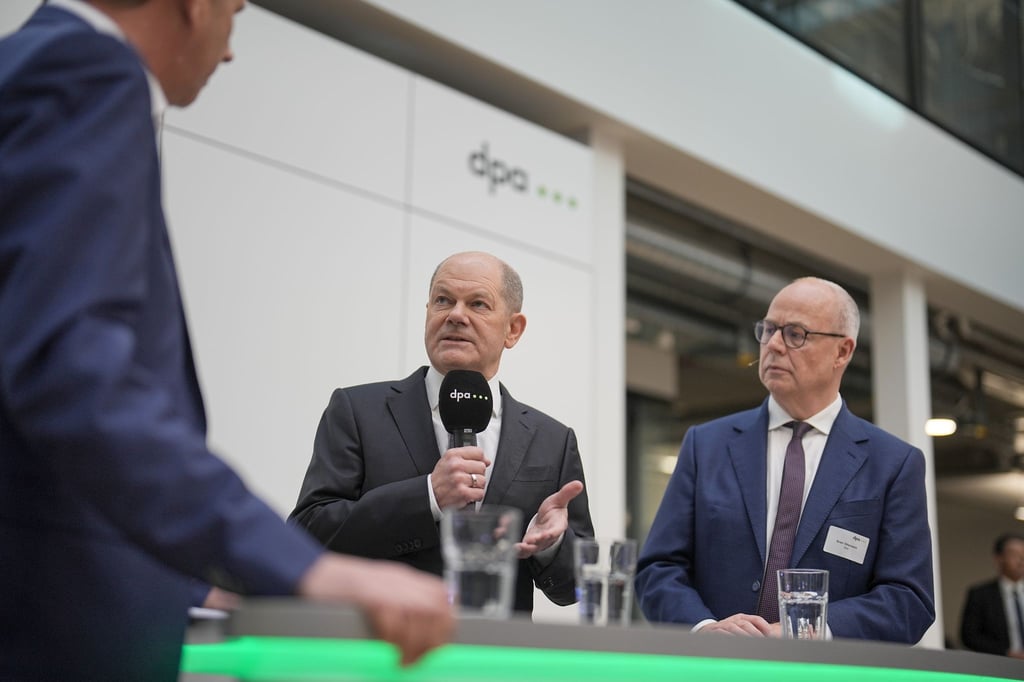 Bundeskanzler Olaf Scholz ist zu Gast bei der Deutschen Presse-Agentur in Berlin. Rechts: dpa-Chefredakteur Sven Gösmann.