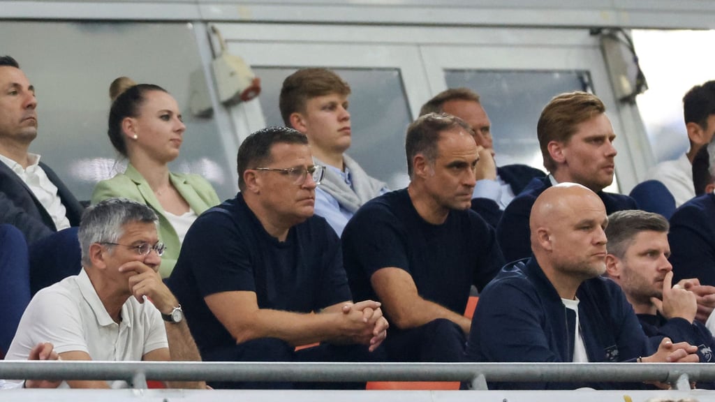 Leipzigs ehemaliger Sport-Geschäftsführer Max Eberl (4.v.l.) neben Red-Bull-Geschäftsführer Oliver Mintzlaff und Leipzigs Sportdirektor Rouven Schröder (unten/2.v.r.).