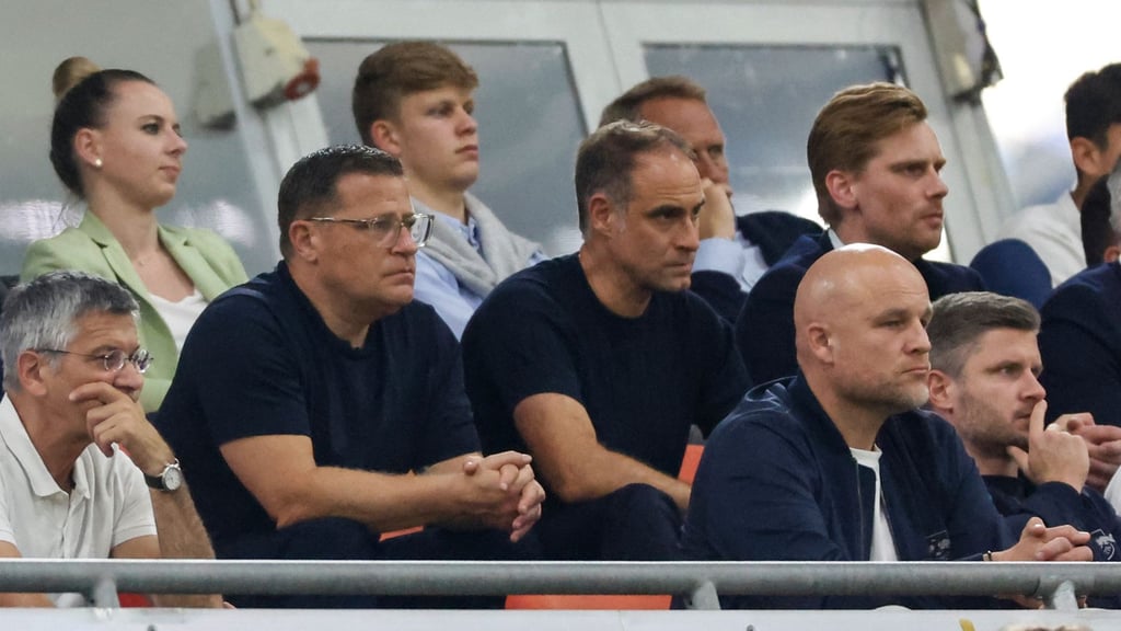 Leipzigs ehemaliger Sport-Geschäftsführer Max Eberl (4.v.l.) neben Red-Bull-Geschäftsführer Oliver Mintzlaff und Leipzigs Sportdirektor Rouven Schröder (unten/2.v.r.).