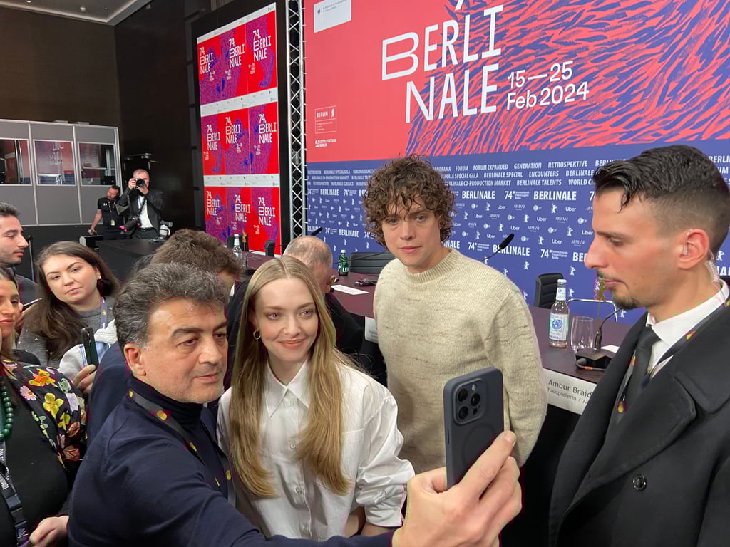 Die Berlinale feierten am 25. Februar 2024 ihren Abschluss. Schauspielerin Amanda Seyfried stellte mit ihrem Kollegen Douglas Smith (2.v.r.) den kanadischen Film "Seven Veils" vor, in der sie als Theaterregisseurin die Oper "Salome" neu inszeniert.
