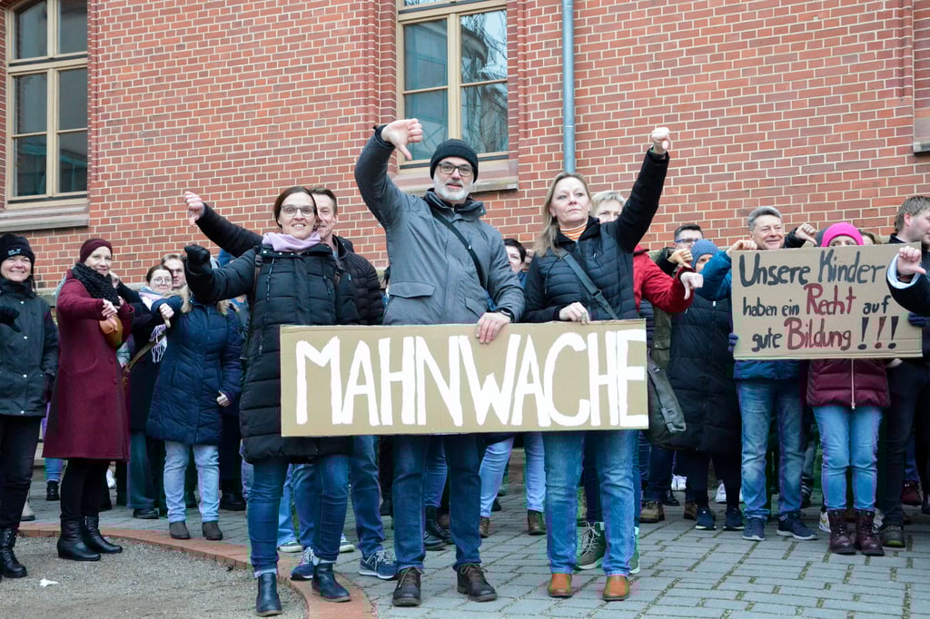 Mahnwache von Eltern vor dem Professor-Friedrich-Förster-Gymnasium in Haldensleben.
