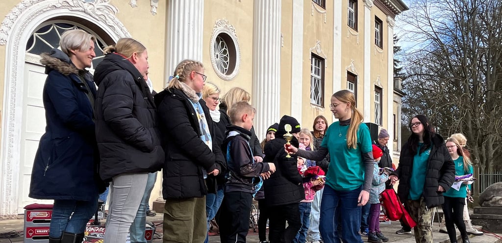 Auch die Auswertung der Jugendrotkreuz-Stadtparkrallye erfolgte beim Wintermarkt am Neuen Schloss.