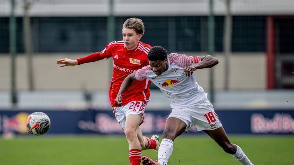Winners Osawe (r.) mit starkem Einsatz gegen die U19 von Union Berlin.