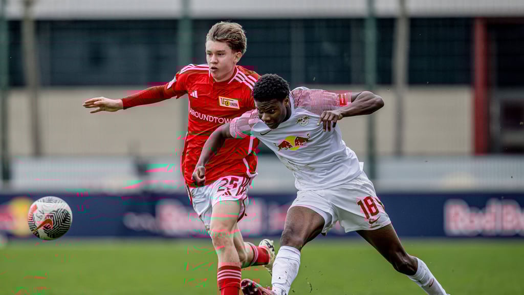 Winners Osawe (r.) mit starkem Einsatz gegen die U19 von Union Berlin.