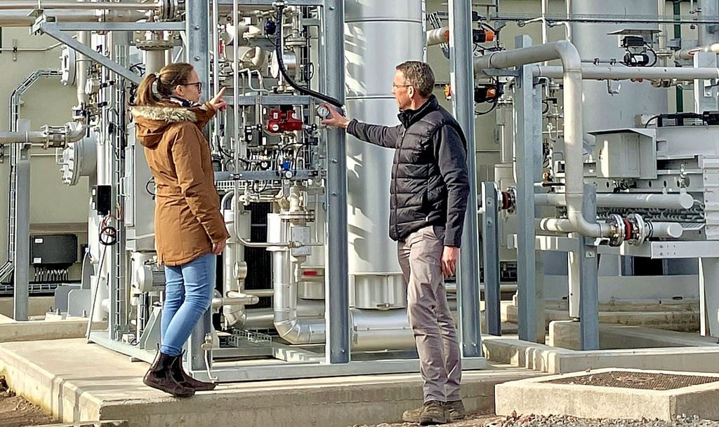 In Ballenstedt soll Biogas ins Hochdrucknetz der Mitnetz Gas eingespeist werden. Markus Jacobs und Projektmanagerin Madlen Block schauen sich die neue Anlage an.
