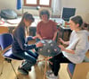 Simone Juppe zeigt Saskia Jäschke (links) und Adriane Lewna im Rahmen des Workshops den Umgang mit einer Handpan.