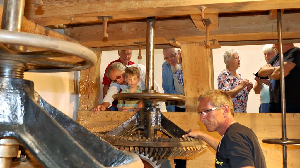Begeisterung herrschte am Pfingstmontag 2023 auf dem Mühlenhof in Ebendorf. Erstmals seit 60 Jahren wurde die historische Elektromühle in Gang gesetzt und der Öffentlichkeit präsentiert.