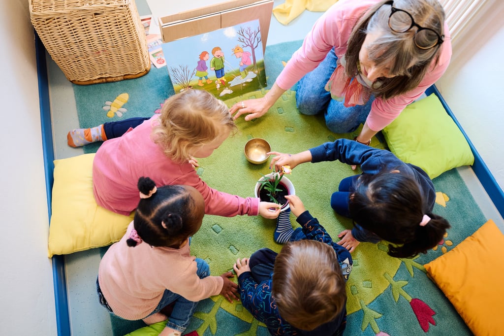 Eine Erzieherin beschäftigt sich mit einer kleinen Kindergruppe - Das klappt nur selten.
