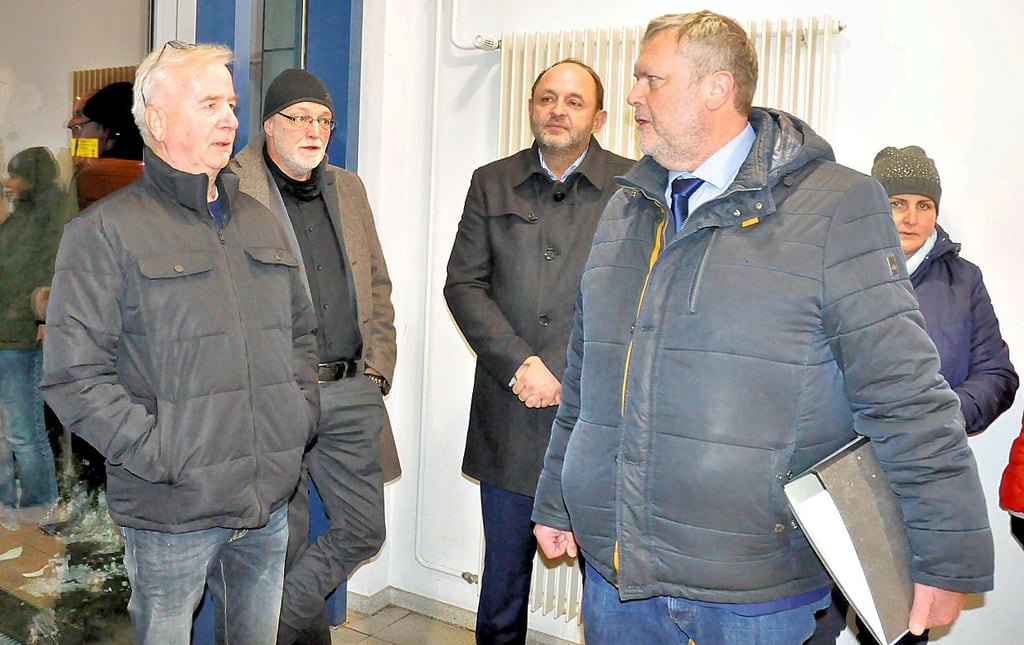 Rolf-Peter Kühne im Streitgespräch mit dem Bürgermeister.