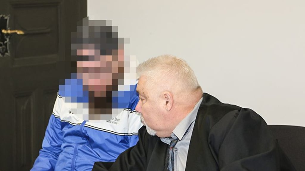Der Angeklagte mit seinem Anwalt Frank Urban im Landgericht in Halle.