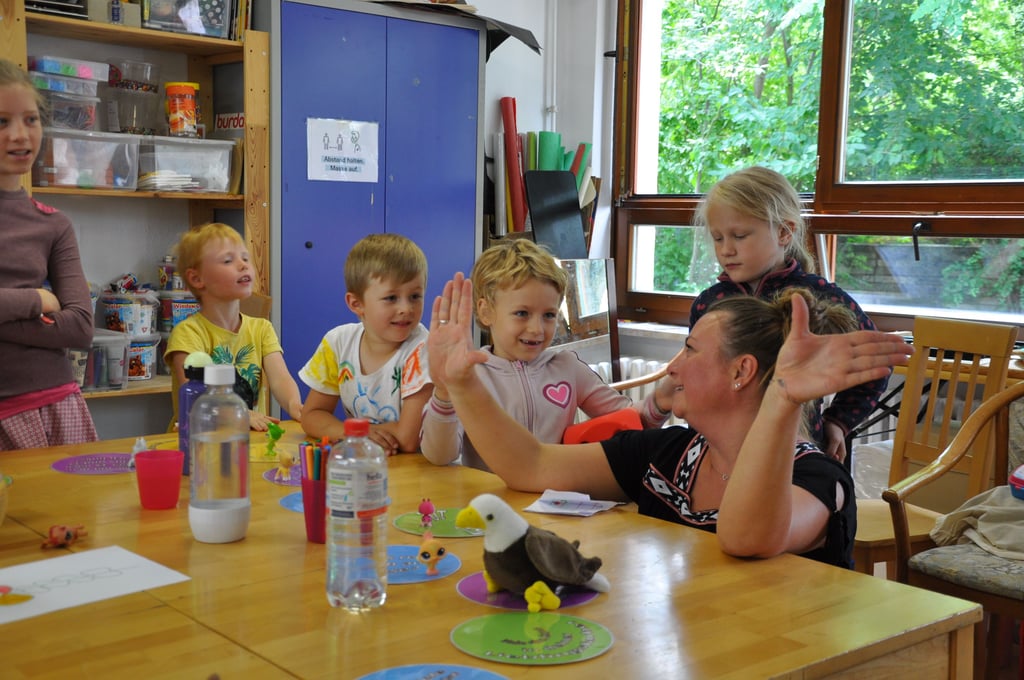 Arbeit mit Kindern in einer Magdeburger Kita: Studenten Sozialer Arbeit müssen in ihrer Ausbildung oft lange Praktika absolvieren - Geld bekommen sie dafür nur selten.